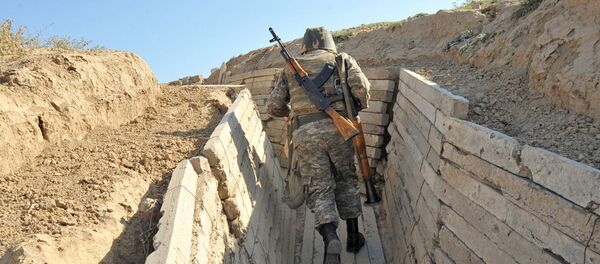 Армянский военнослужащий на боевой позициии - Sputnik Армения
