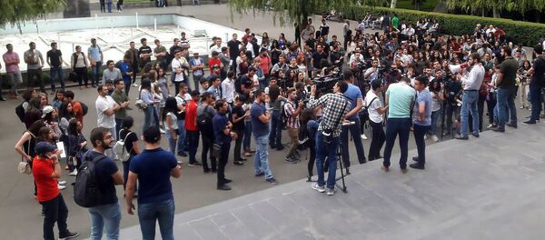 Протест студентов перед ЕГУ (29 мая 2018). Еревaн - Sputnik Армения