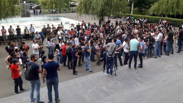 Протест студентов перед ЕГУ (29 мая 2018). Еревaн - Sputnik Армения