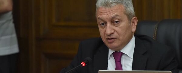 Министр финансов Армении Атом Джанджугазян в парламенте (29 мая 2018). Еревaн Министр финансов Армении Атом Джанджугазян в парламенте (29 мая 2018). Еревaн - Sputnik Արմենիա