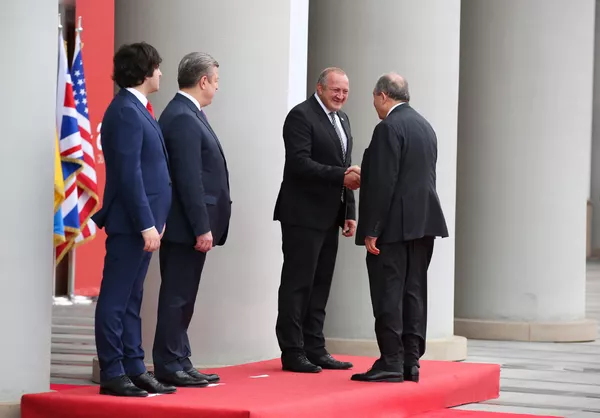 Президент Армении Армен Саркисян с президентом Грузии Георгием Маргвелашвили, премьер-министром Георгием Квирикашвили и спикером парламента Ираклием Кобахидзе (26 мая 2018). Тбилиси Президент Армении Армен Саркисян с президентом Грузии Георгием Маргвелашвили, премьер-министром Георгием Квирикашвили и спикером парламента Ираклием Кобахидзе (26 мая 2018). Тбилиси - Sputnik Армения