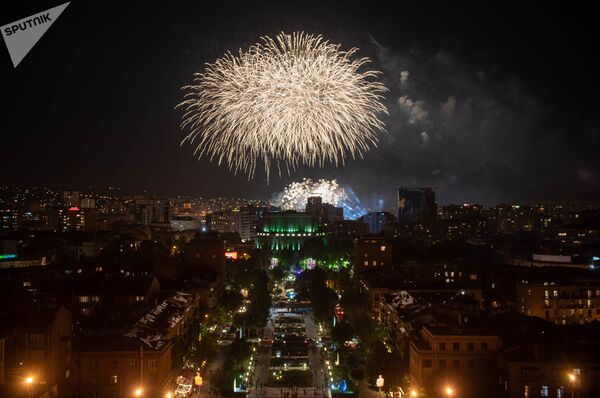 Лазерное шоу и праздничный салют, приуроченный к 100-летию провозглашения Первой Республики (28 мая 2018). Еревaн - Sputnik Армения