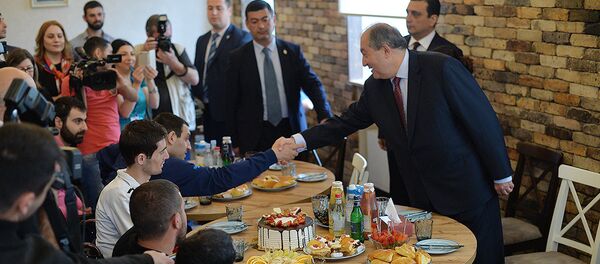 Президент Армении Армен Саркисян посетил Реабилитационный центр защитника Отечества (29 мая 2018). Еревaн - Sputnik Армения