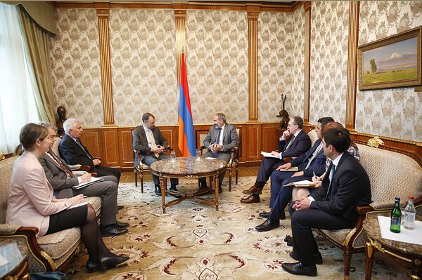 Премьер-министр Армении Никол Пашинян принял спецпредставителя ЕС по Южному Кавказу и кризису в Грузии Тойво Клаара (29 мая 2018). Еревaн Премьер-министр Армении Никол Пашинян принял спецпредставителя ЕС по Южному Кавказу и кризису в Грузии Тойво Клаара (29 мая 2018). Еревaн - Sputnik Արմենիա