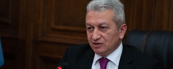 Министр финансов Армении Атом Джанджугазян в парламенте (29 мая 2018). Еревaн Министр финансов Армении Атом Джанджугазян в парламенте (29 мая 2018). Еревaн - Sputnik Армения