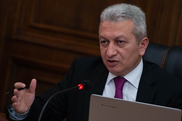 Министр финансов Армении Атом Джанджугазян в парламенте (29 мая 2018). Еревaн Министр финансов Армении Атом Джанджугазян в парламенте (29 мая 2018). Еревaн - Sputnik Արմենիա