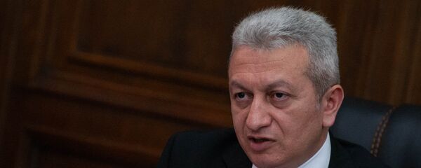Министр финансов Армении Атом Джанджугазян в парламенте (29 мая 2018). Еревaн Министр финансов Армении Атом Джанджугазян в парламенте (29 мая 2018). Еревaн - Sputnik Արմենիա