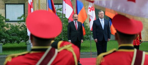 Премьер-министр Грузии Георгий Квирикашвили встретил премьер-министра Армении Никола Пашиняна в администрации правительства Грузии (30 мая 2018). Тбилиси Премьер-министр Грузии Георгий Квирикашвили встретил премьер-министра Армении Никола Пашиняна в администрации правительства Грузии (30 мая 2018). Тбилиси - Sputnik Армения