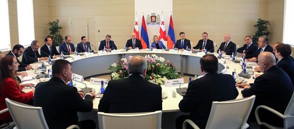 Встреча армянской и грузинской делегаций во главе с премьер-министрами Николом Пашиняном и Георгием Квирикашвили (30 мая 2018). Тбилиси - Sputnik Армения