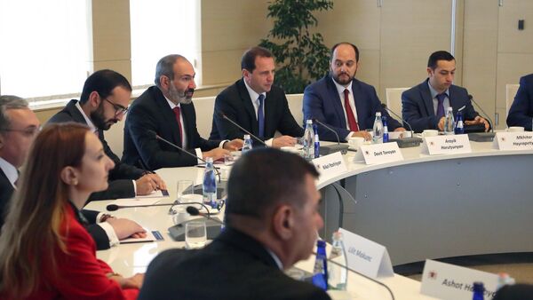 Армянская делегация во главе с премьер-министром Николом Пашиняном на встрече с грузинской стороной во время официального визита в Грузию (30 мая 2018). Тбилиси - Sputnik Армения