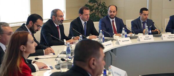 Армянская делегация во главе с премьер-министром Николом Пашиняном на встрече с грузинской стороной во время официального визита в Грузию (30 мая 2018). Тбилиси - Sputnik Армения