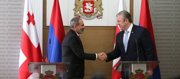 Премьер-министры Армении и Грузии Никол Пашинян и Георгий Квирикашвили на совместном брифинге (30 мая 2018). Тбилиси - Sputnik Армения