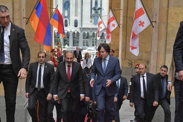 Премьер-министр Армении Никол Пашинян встретился со спикером парламента Грузии Ираклием Кобахидзе (30 мая 2018). Тбилиси Премьер-министр Армении Никол Пашинян встретился со спикером парламента Грузии Ираклием Кобахидзе (30 мая 2018). Тбилиси - Sputnik Армения