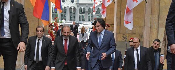 Премьер-министр Армении Никол Пашинян встретился со спикером парламента Грузии Ираклием Кобахидзе (30 мая 2018). Тбилиси - Sputnik Արմենիա
