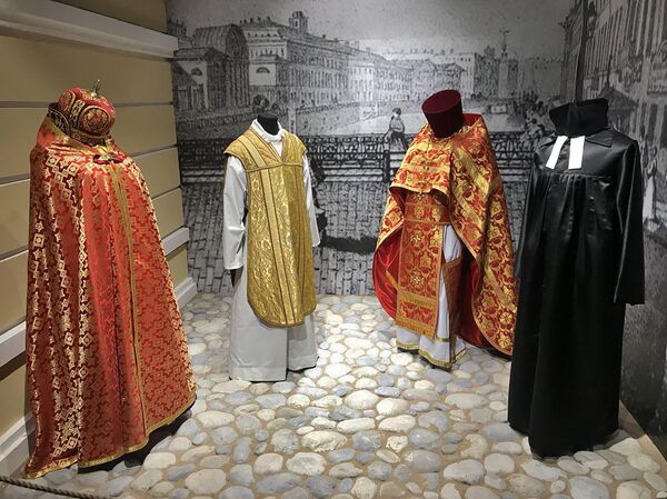 Одеяния священнослужителей (первое слева - одежда армянского священника) в мультимедийном историческом парке Россия - моя история, Санкт-Петербург - Sputnik Армения