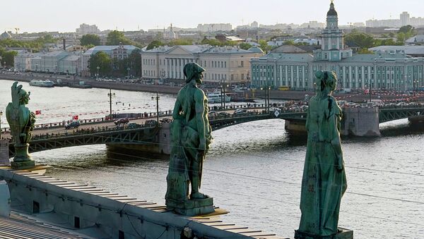 Скульптуры на крыше Эрмитажа. Вид на Дворцовый мост - Sputnik Արմենիա