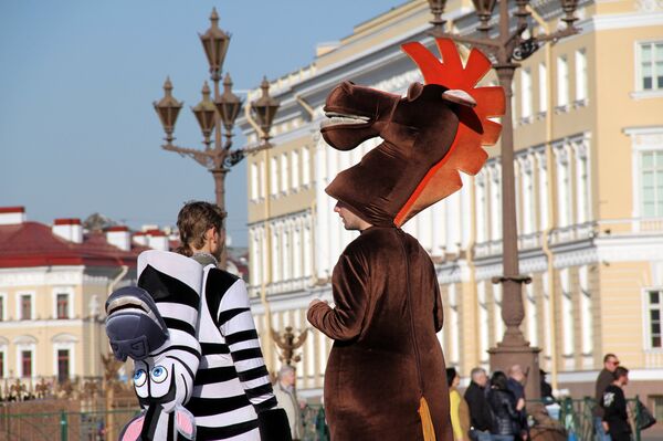 Ростовые куклы для фотографирования с туристами на улицах Санкт-Петербурга Ростовые куклы для фотографирования с туристами на улицах Санкт-Петербурга - Sputnik Армения