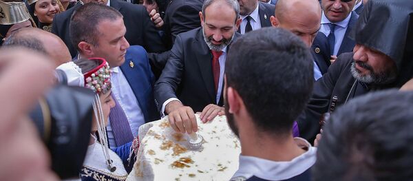 Премьер-министр Армении Никол Пашинян встретился с представителями армянской общины во дворе церкви Сурб Геворк (30 мая 2018). Тбилиси Премьер-министр Армении Никол Пашинян встретился с представителями армянской общины во дворе церкви Сурб Геворк (30 мая 2018). Тбилиси - Sputnik Армения