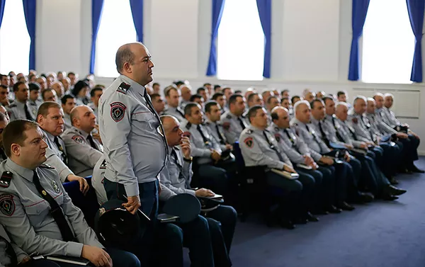 Начальник Полиции Армении Валерий Осипян встретился с сотрудниками дорожной полиции (30 мая 2018). Еревaн Начальник Полиции Армении Валерий Осипян встретился с сотрудниками дорожной полиции (30 мая 2018). Еревaн - Sputnik Армения