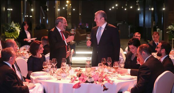 Премьер-министр Грузии Георгий Квирикашвили пригласил армянскую делегацию во главе с премьер-министром Армении Николом Пашинаняном на официальный ужин (30 мая 2018). Тбилиси - Sputnik Армения