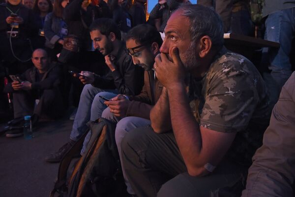 Нереальный 2018-й: армянский танец Макрона, носки Трюдо, селфи с Меркель и все это безумие - Sputnik Армения