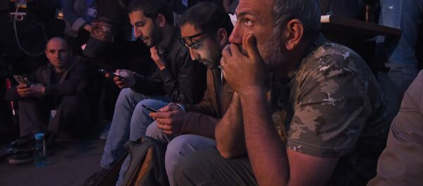 Никол Пашинян, Тигран Авинян и Рубен Рубинян во время митинга на площади Республики (18 апреля 2018). Еревaн - Sputnik Արմենիա