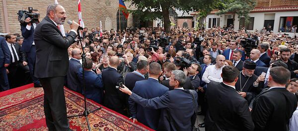 Премьер-министр Армении Никол Пашинян встретился с общиной армян Грузии (30 мая 2018). Тбилиси - Sputnik Армения