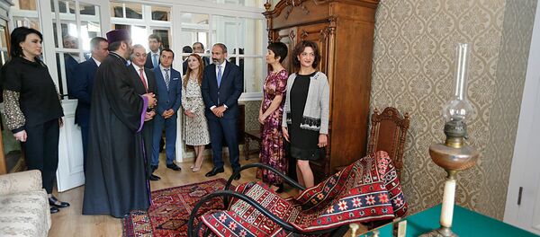 Армянская делегация во главе с премьер-министром Николом Пашиняном в армянском научно-культурном центре Дом Ованнеса Туманяна (31 мая 2018). Тбилиси - Sputnik Արմենիա