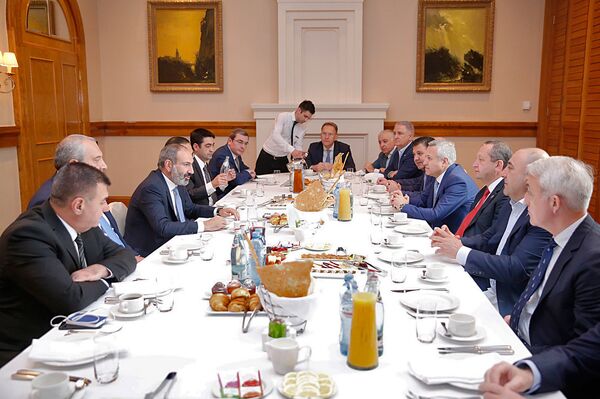 Премьер-министр Никол Пашинян встретился с армянскими и грузинскими предпринимателями (31 мая 2018). Тбилиси Премьер-министр Никол Пашинян встретился с армянскими и грузинскими предпринимателями (31 мая 2018). Тбилиси - Sputnik Армения