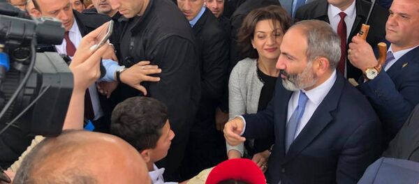 Армянская делегация во главе с премьер-министром Николом Пашиняном в армянонаселенном регионе Самцхе-Джавахетия (31 мая 2018). Грузия - Sputnik Армения