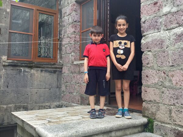 Джемма (10 лет) и Ованнес (7 лет) Вирабяны, получившие подарок от Татев Карапетян Джемма (10 лет) и Ованнес (7 лет) Вирабяны, получившие подарок от Татев Карапетян - Sputnik Армения