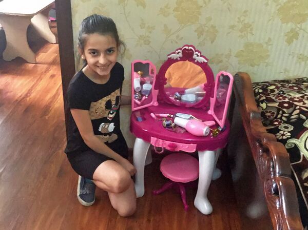 Джемма Вирабян (10 лет), получившая подарок от Татев Карапетян Джемма Вирабян (10 лет), получившая подарок от Татев Карапетян - Sputnik Արմենիա