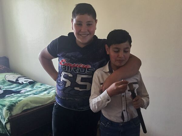 Маркос (12 лет) и Товмас (10 лет) Товмасяны, получившие подарок от Татев Карапетян Маркос (12 лет) и Товмас (10 лет) Товмасяны, получившие подарок от Татев Карапетян - Sputnik Արմենիա