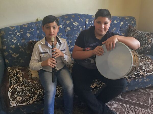 Маркос (12 лет) и Товмас (10 лет) Товмасяны, получившие подарок от Татев Карапетян Маркос (12 лет) и Товмас (10 лет) Товмасяны, получившие подарок от Татев Карапетян - Sputnik Армения