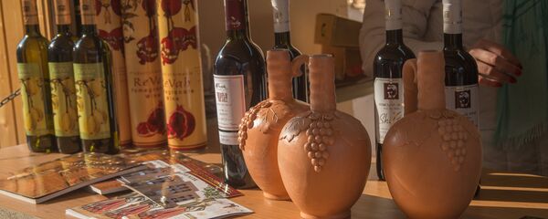 Ярмарка-дегустация вина в центре Ереване - Sputnik Армения