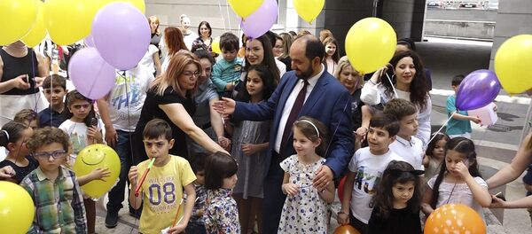 Հայաստանի կրթության և գիտության նախարարությունը բացել է իր դռները Երեխաների պաշտպանությւան միջազգային օրը Հայաստանի կրթության և գիտության նախարարությունը բացել է իր դռները Երեխաների պաշտպանությւան միջազգային օրը - Sputnik Արմենիա