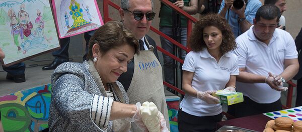 Президент Армении Армен Саркисян и первая леди Нунэ Саркисян посетили благотворительный фонд Орран (1 июня 2018). Еревaн Президент Армении Армен Саркисян и первая леди Нунэ Саркисян посетили благотворительный фонд Орран (1 июня 2018). Еревaн - Sputnik Արմենիա