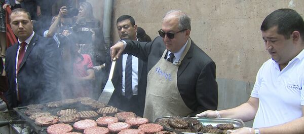 ՀՀ նախագահ Արմեն Սարգսյանը համբուրգերներ է պատրաստում և շփվում երեխաների հետ ՀՀ նախագահ Արմեն Սարգսյանը համբուրգերներ է պատրաստում և շփվում երեխաների հետ - Sputnik Արմենիա