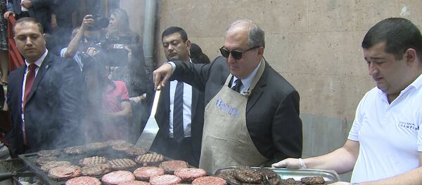 Президент Армении Армен Саркисян готовит гамбургеры и общается с детьми - Sputnik Армения