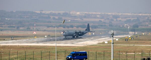 Военный самолет Hercules C-130 на взлетно-посадочной полосе авиабазы Инджирлик (28 июля 2015). Окрестности города Адана, Турция - Sputnik Армения