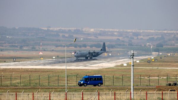 Военный самолет Hercules C-130 на взлетно-посадочной полосе авиабазы Инджирлик (28 июля 2015). Окрестности города Адана, Турция - Sputnik Армения