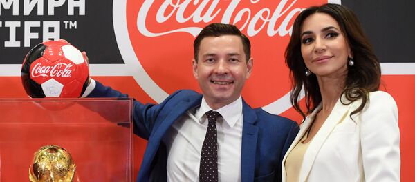 Министр по делам молодежи и спорту Республики Татарстан Владимир Леонов, певица и посол ЧМ-2018 Зара - Sputnik Армения