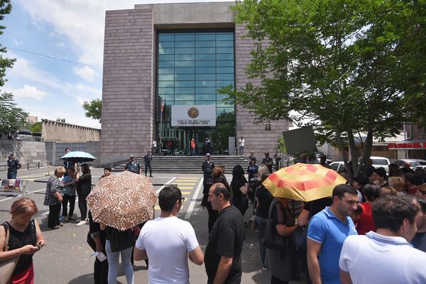 Մասիսի քաղաքապետի աջակիցները բողոքի ակցիա են անցկացնում դատարանի դիմաց - Sputnik Արմենիա