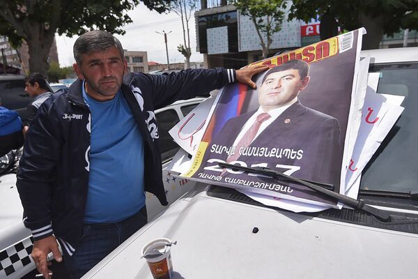 Մասիսի քաղաքապետի աջակիցները բողոքի ակցիա են անցկացնում դատարանի դիմաց - Sputnik Արմենիա