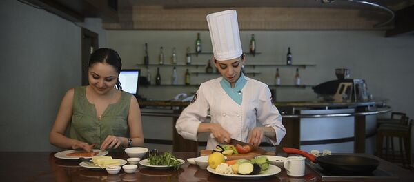 В гостях у шеф-повара: как приготовить Тапака Арташат В гостях у шеф-повара: как приготовить Тапака Арташат - Sputnik Армения