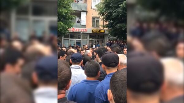 Протестующие в Степанакерте требуют отставки руководства СНБ и Полиции Протестующие в Степанакерте требуют отставки руководства СНБ и Полиции - Sputnik Армения