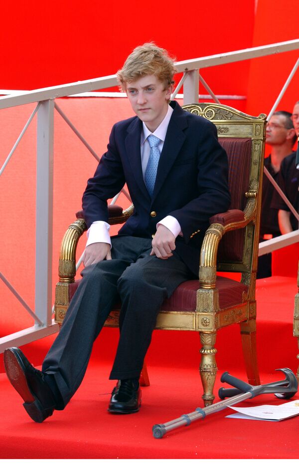 Бельгийский принц Иоахим во время военного парада в Национальный день Бельгии перед Королевским дворцом. Принц Иоахим сломал ногу несколькими неделями ранее, когда ехал на мотоцикле. Его костыли видны на земле (21 июля 2006). Брюссель, Бельгия - Sputnik Армения
