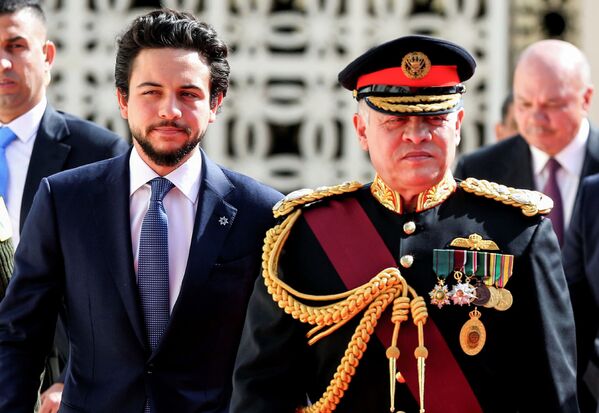 Король Иордании Абдалла II в сопровождении наследного принца Хусейна Бен Абдаллы II перед открытием очередной парламентской сессии (12 ноября 2017). Амман, Иордания - Sputnik Армения