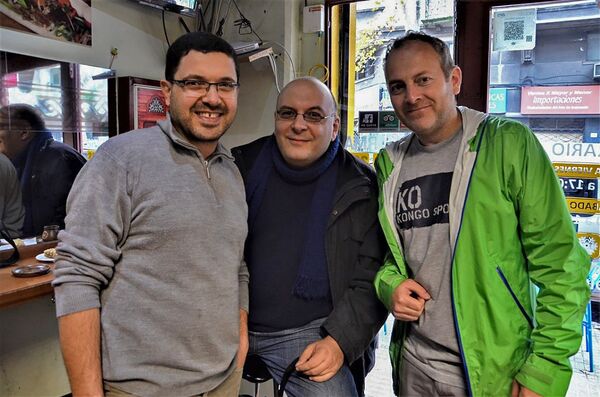 Хозяин кафе Ашот, журналист местного радио Диего и блоггер Александр Лапшин в ресторане быстрого питания Шаурма Ашота, Уругвай - Sputnik Армения