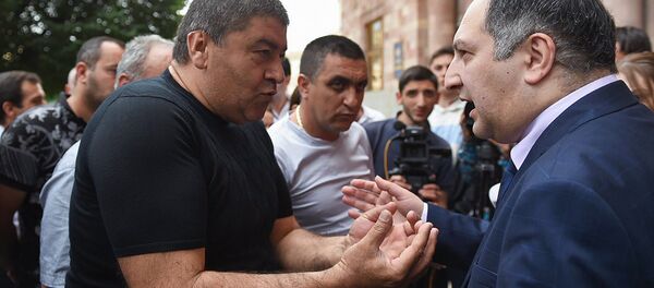 Акция протеста представителей компаний, осуществляющих пассажирские перевозки из Армении в Россию (4 июня 2018). Еревaн Акция протеста представителей компаний, осуществляющих пассажирские перевозки из Армении в Россию (4 июня 2018). Еревaн - Sputnik Армения